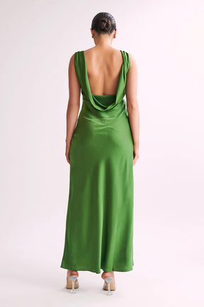 Vestido Largo de Satén Verde con Detalle Elegante en la Espalda